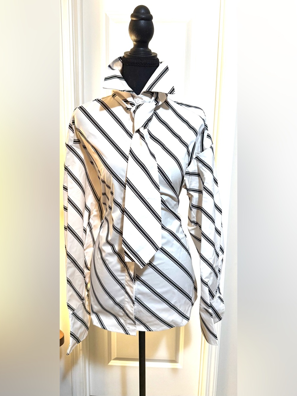 White and Black Striped Long-Sleeve Shirt with Neck Tie (M). Oversized - Picture 3 of 11